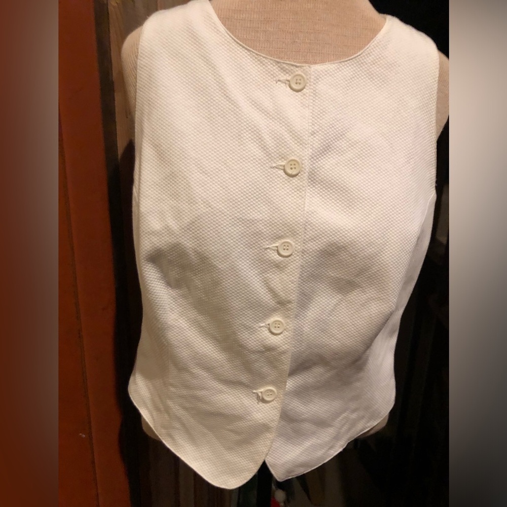 Darling white Pique fitted vest/ top, from Karen Kane!